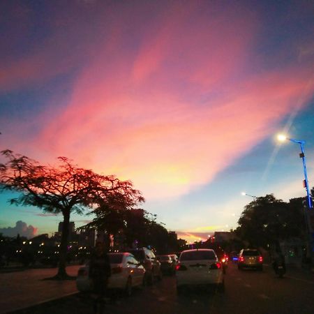 7 Days Premium Hotel Phnom Penh Bagian luar foto